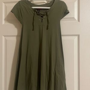 Green dress. Corset-like collar.